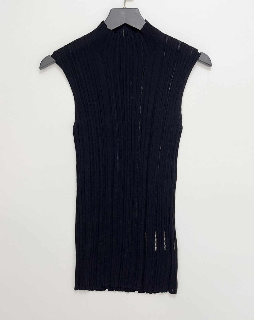 Unique Ribbed High-Neck Sleeveless Knit Top