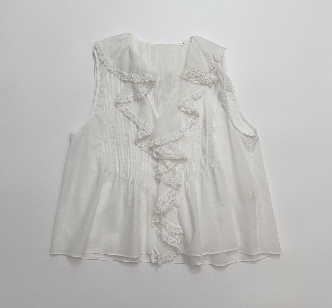 Dôen Lace Ruffled Collar Sleeveless Blouse