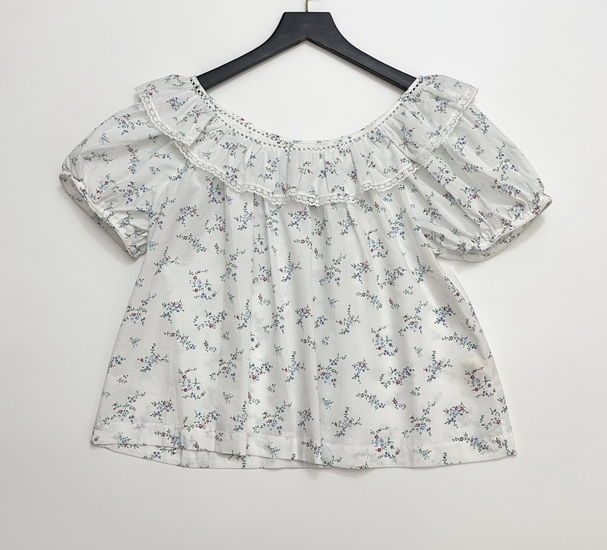 Dôen Ruffled Round Neck Loose Printed Short Sleeve Blouse