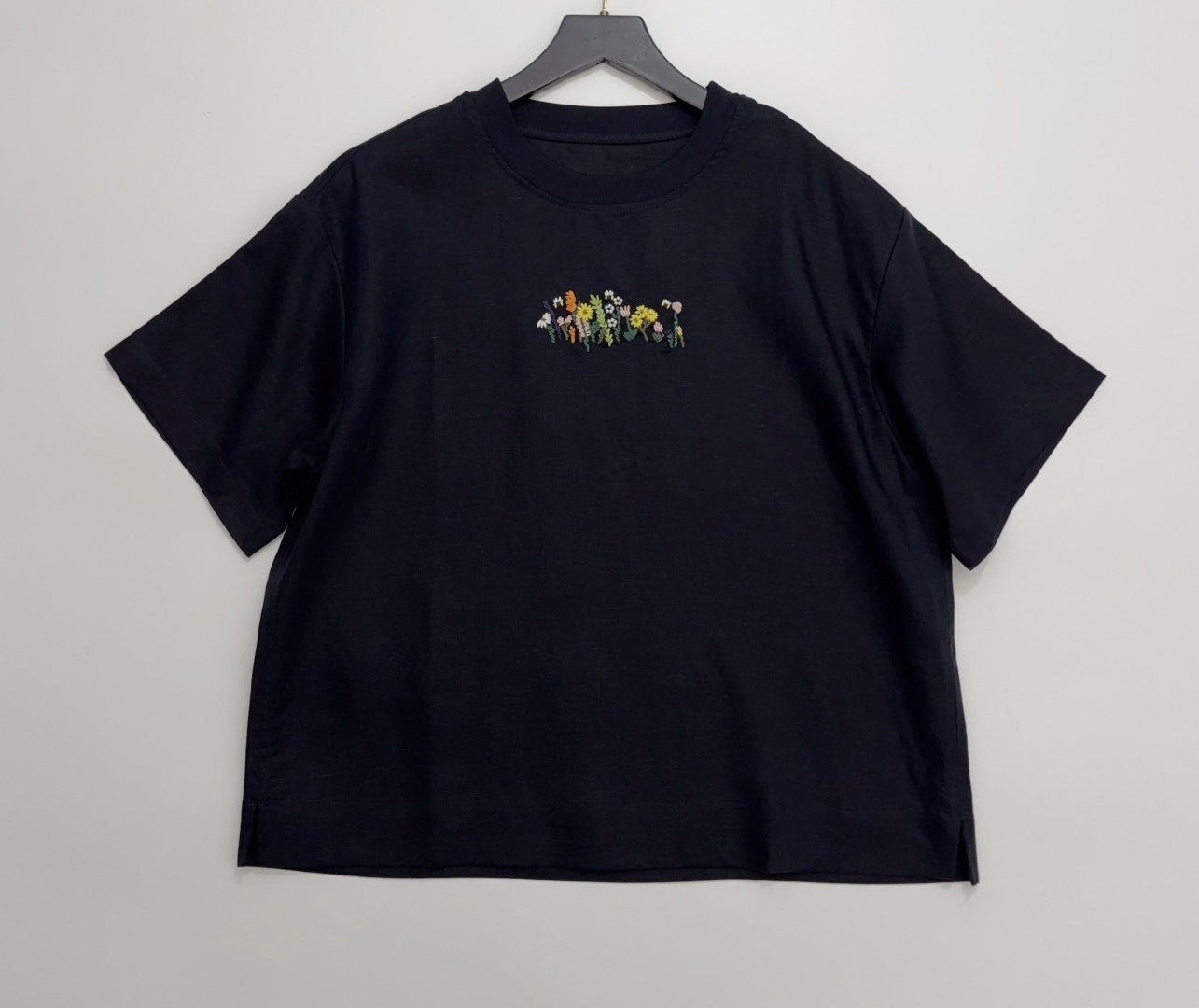 Japanese Style R-Letter Colorful Embroidered Wildflower Round Neck Short Sleeve T-Shirt