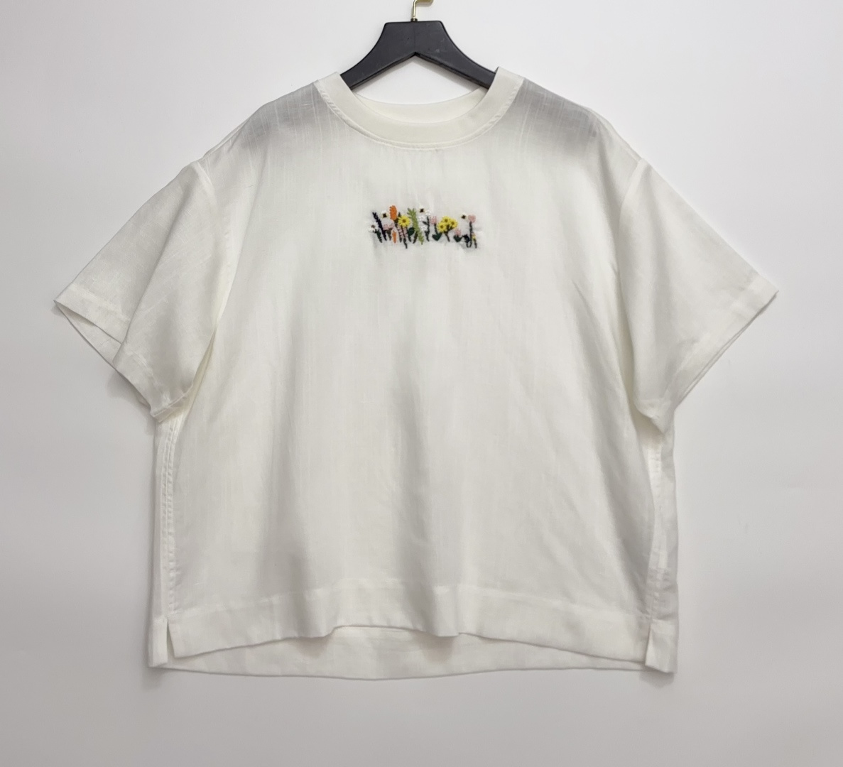 Japanese R Letter Colorful Embroidered Wildflower Round Neck Short Sleeve T-Shirt