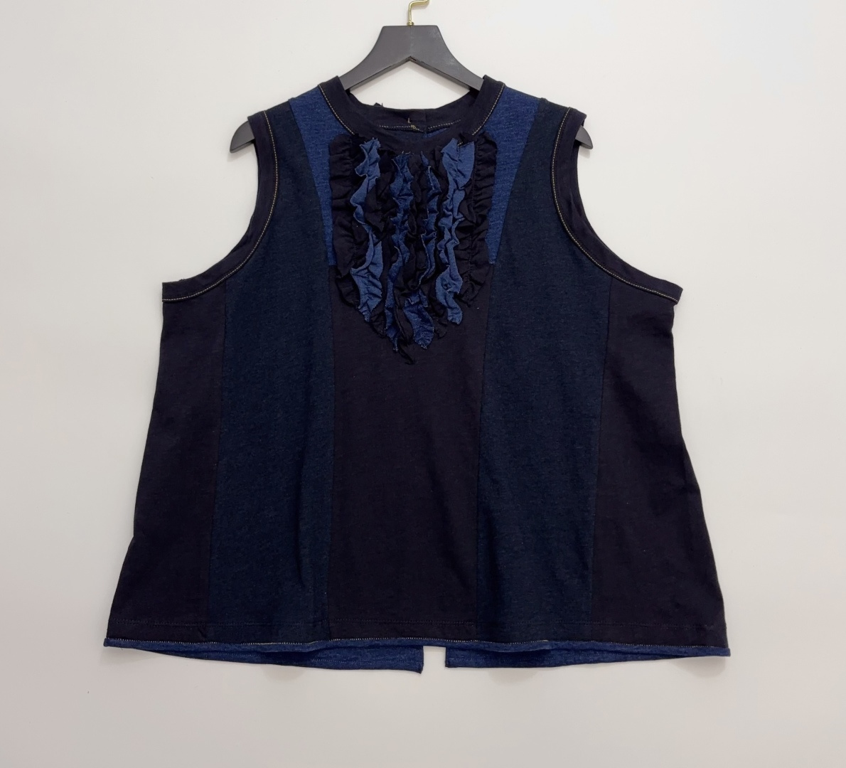 Japanese R Letter Pleated Design Sleeveless Top