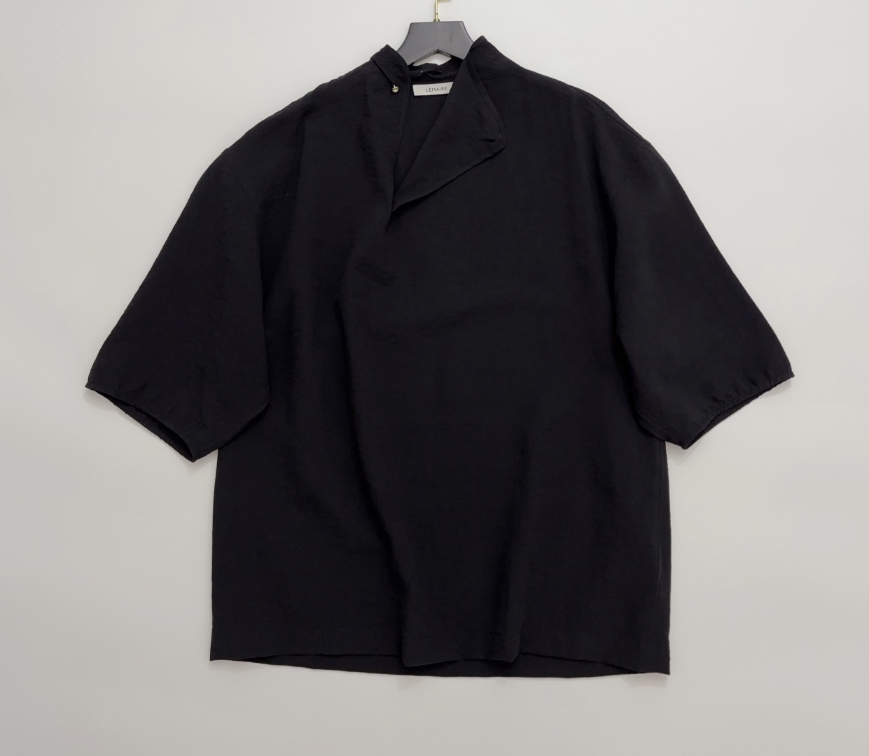 Lemaire Solid Color Simple Dry Silk Cat Eye Button Short Sleeve Top