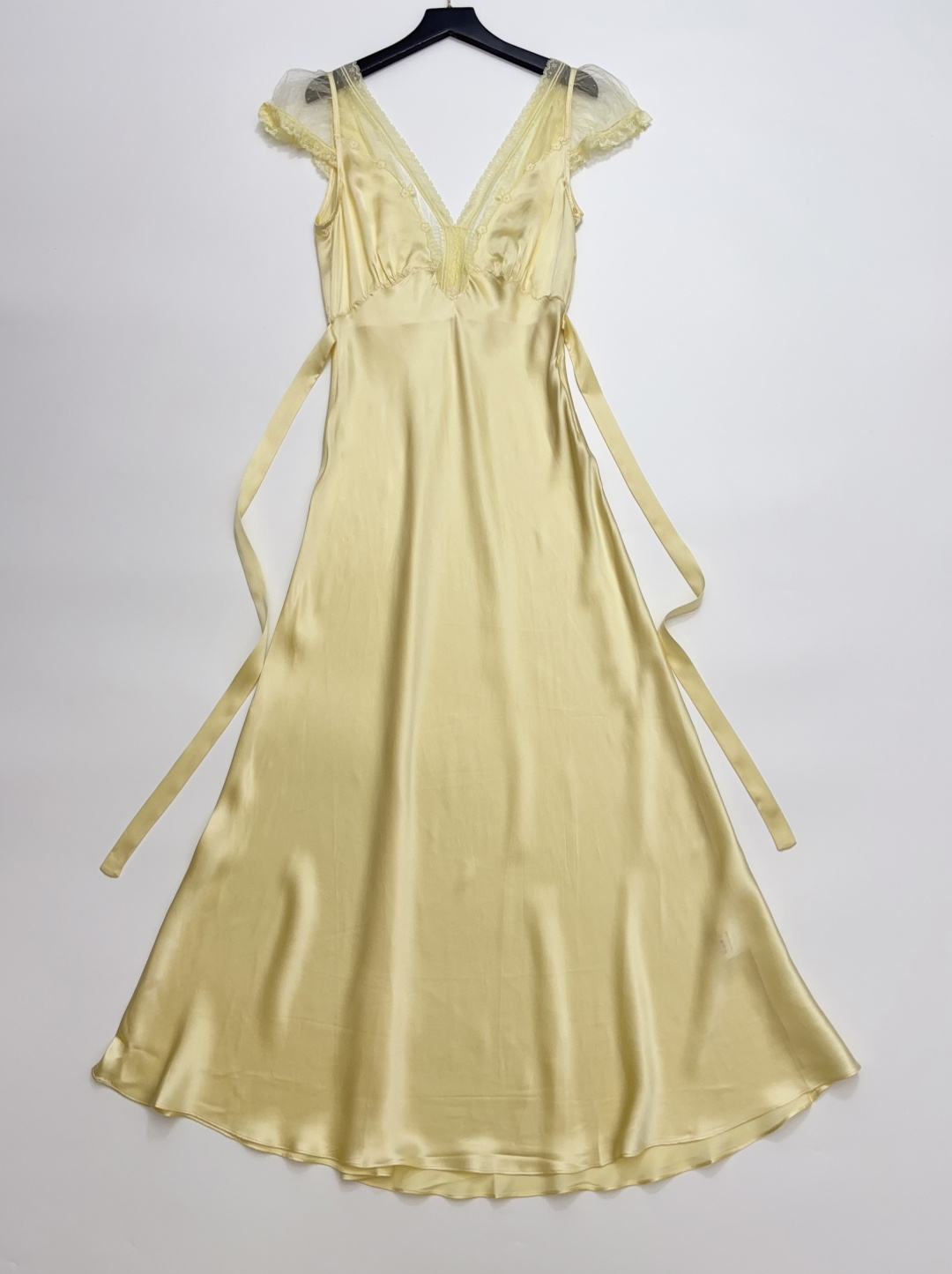 Dôen V-Neck Lace Trim Silk Short Sleeve Slim Fit Gown