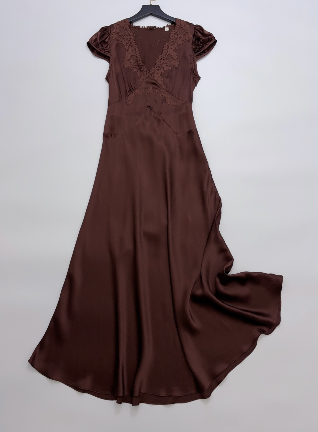 Dôen French Lace Embroidered Sandwashed Silk V-Neck Solid Dress