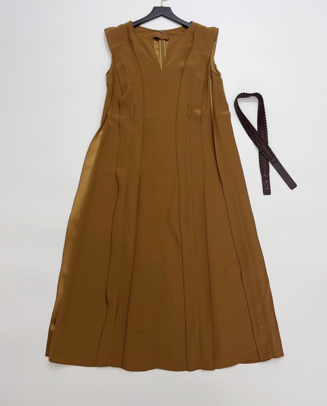 Max Mara Elegant Sleeveless V-Neck Dress (Spring/Summer '26 Collection)