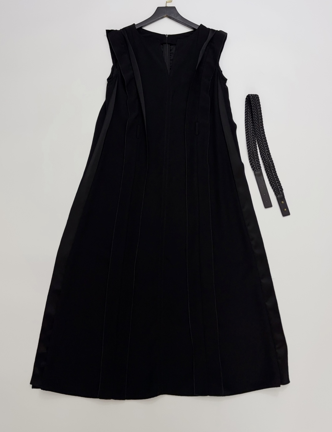 Max Mara Elegant Sleeveless V-Neck Dress (Spring/Summer '26 Collection)