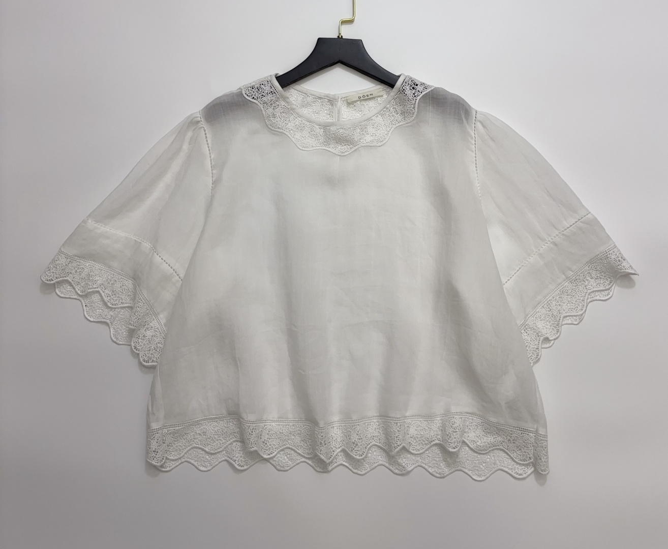 Dôen Light Cotton Lace-Trim Short Sleeve Crop Top