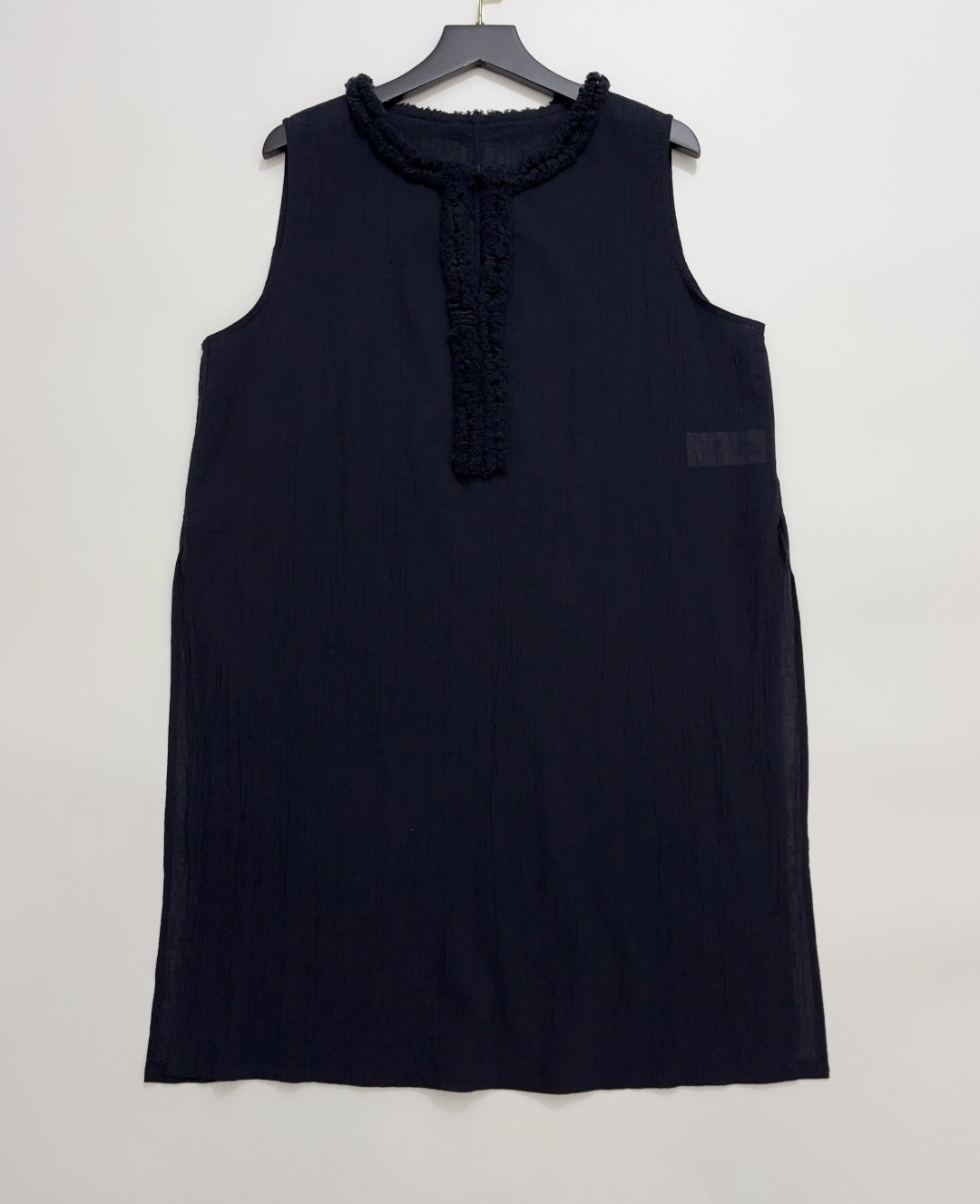 Lee Floral Collar Dry & Lightweight Side-Slit Sleeveless Mid-Length Top