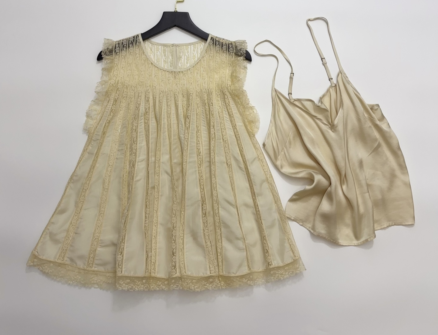 Dôen Sweet Hollow Lace Patchwork Silk Pleated Sleeveless Sheer Top