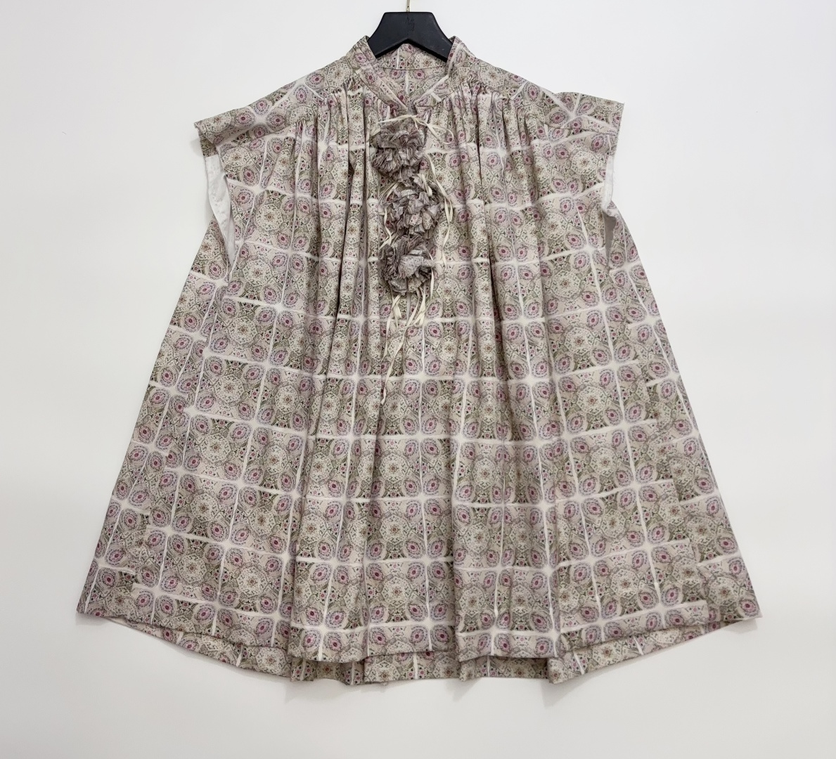 Suaboo Vintage Print Hand-Cut Flutter Sleeve Sleeveless Shirt