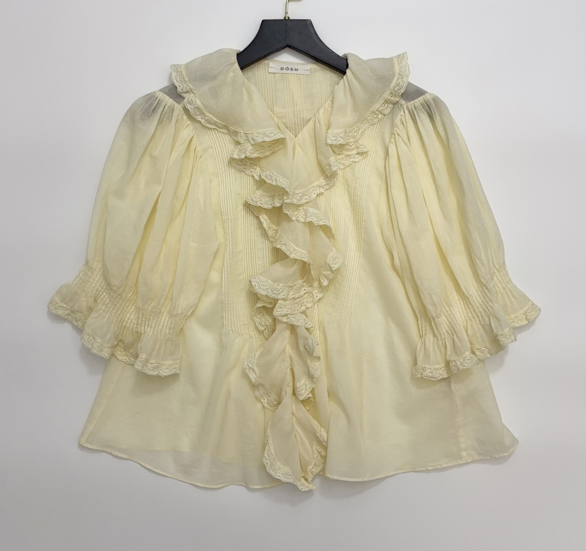 Dôen Ruffled V-Neck Lightweight Sweet Puff Sleeve Blouse