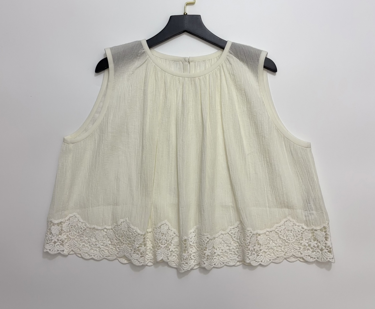 Horror Vacui Lace Trim Vertical Texture Cropped Sleeveless Vest