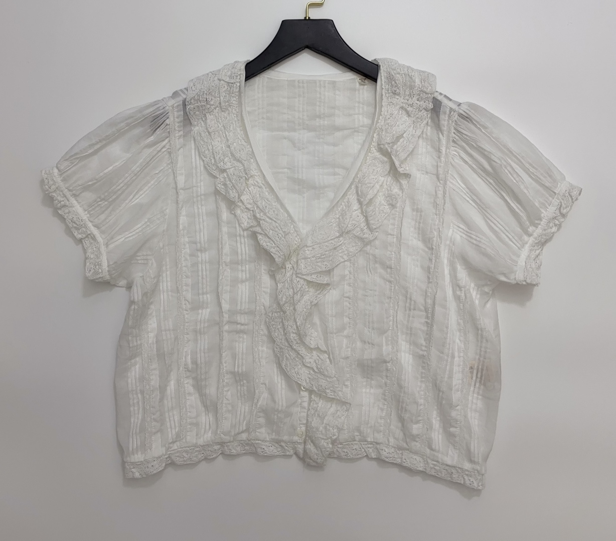 Dôen Lace Trim V-Neck Solid Shirt
