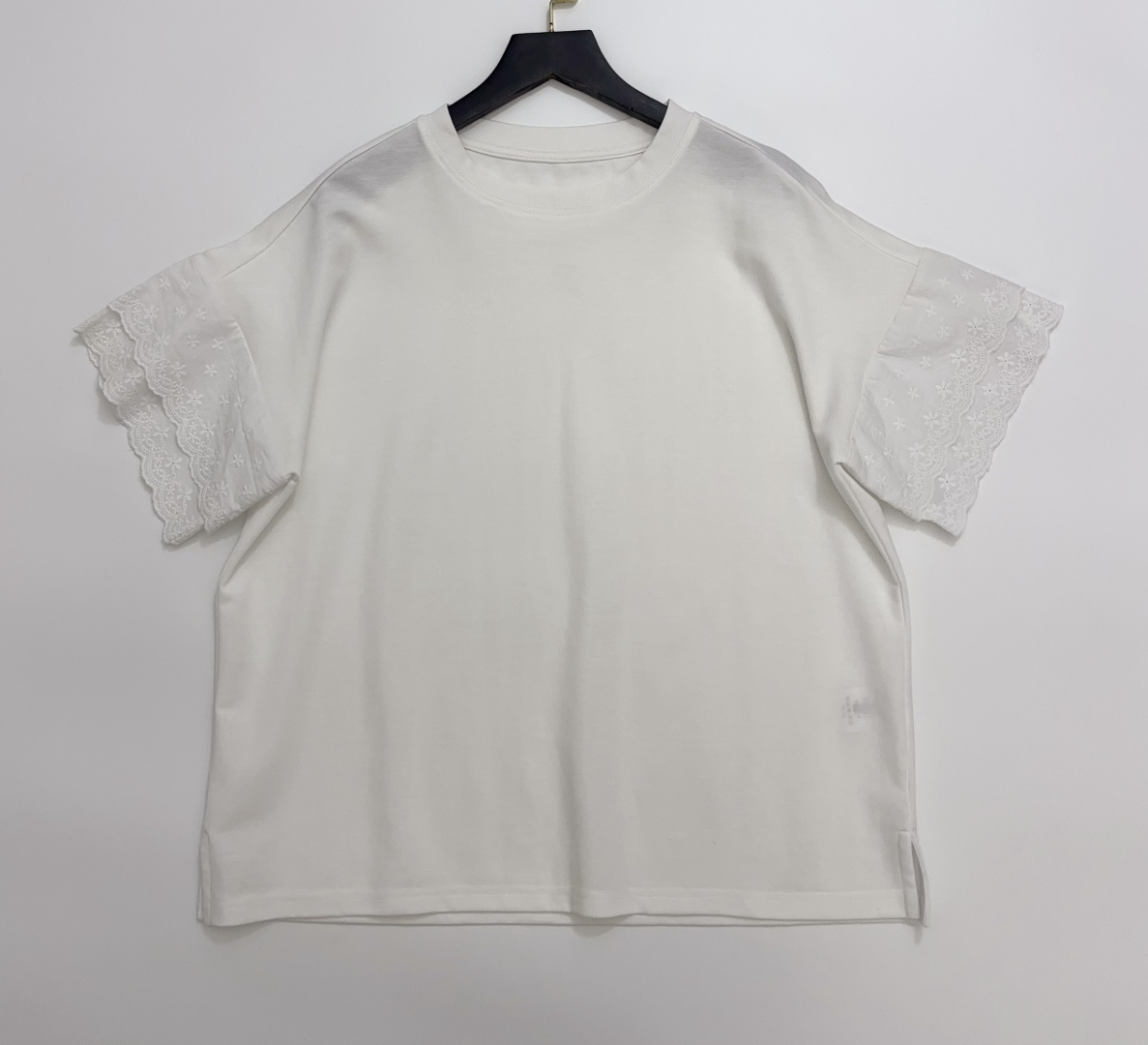 ENFÖLD Loose Round Neck Short Sleeve T-Shirt with Embroidered Lace Cuffs