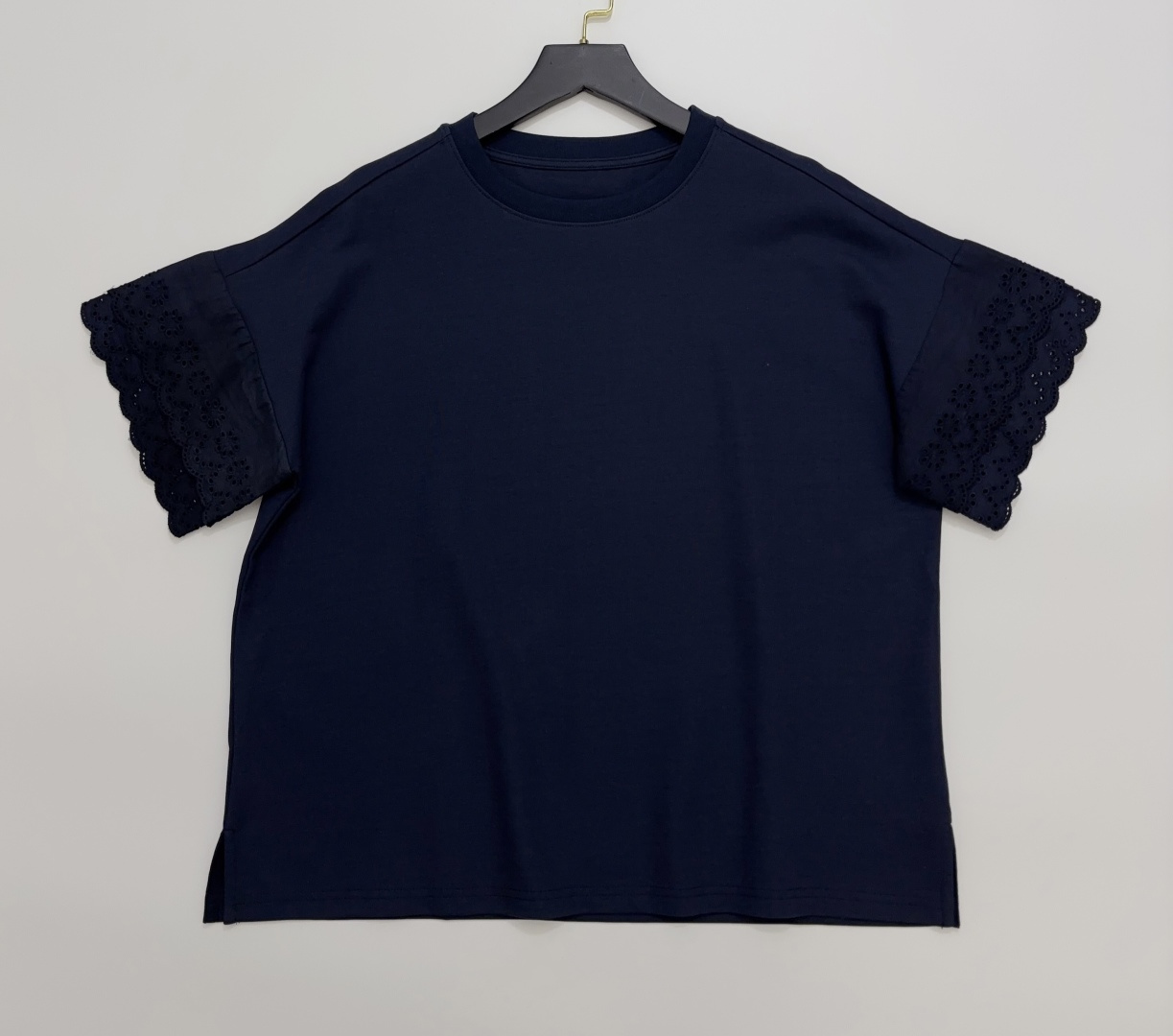 ENFÖLD Loose Round Neck Short Sleeve T-Shirt with Embroidered Lace Cuffs
