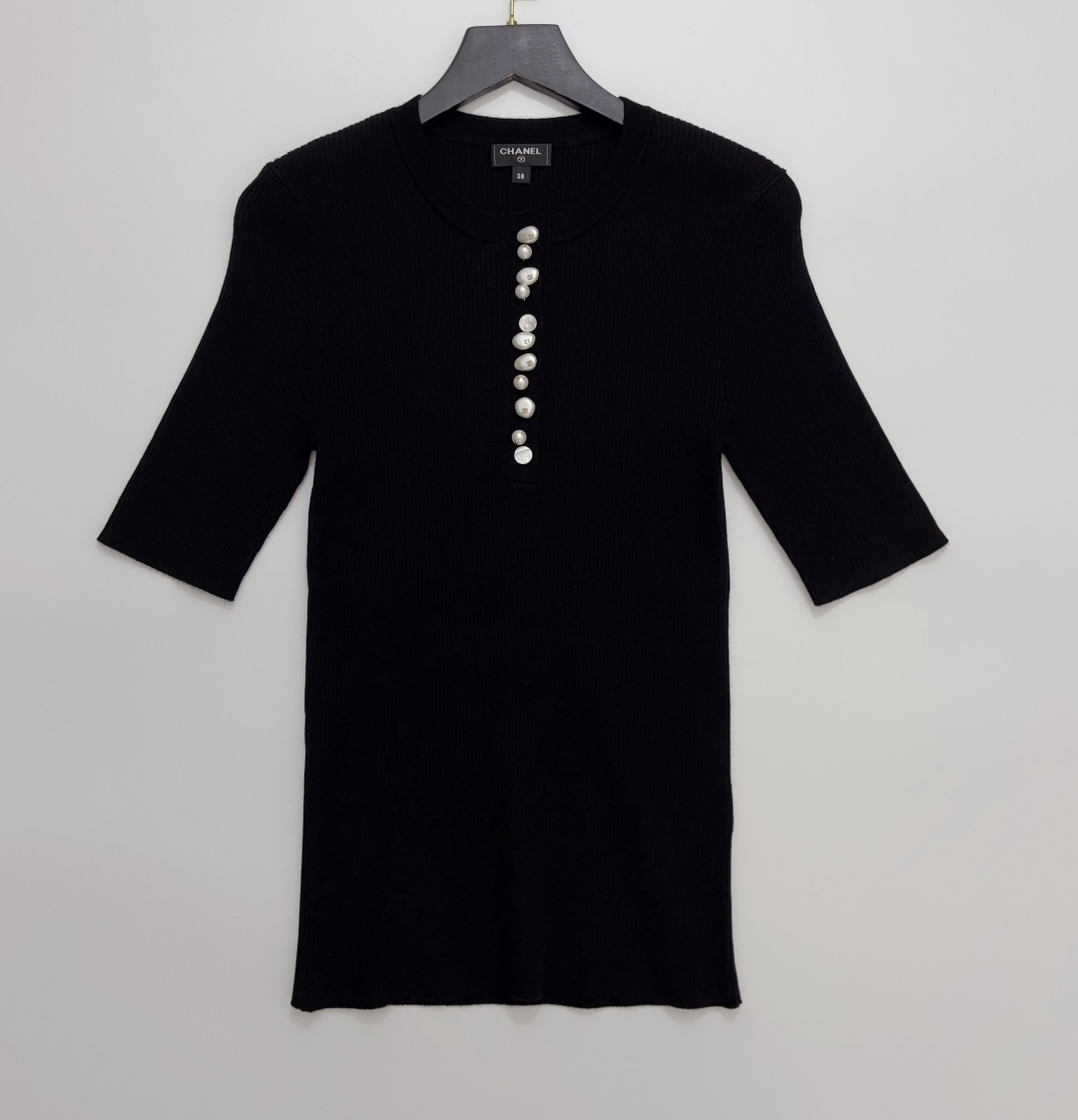 Chic Letter Pearl Button Embellished Round Neck Half-Placket Five-Sleeve Knit Top