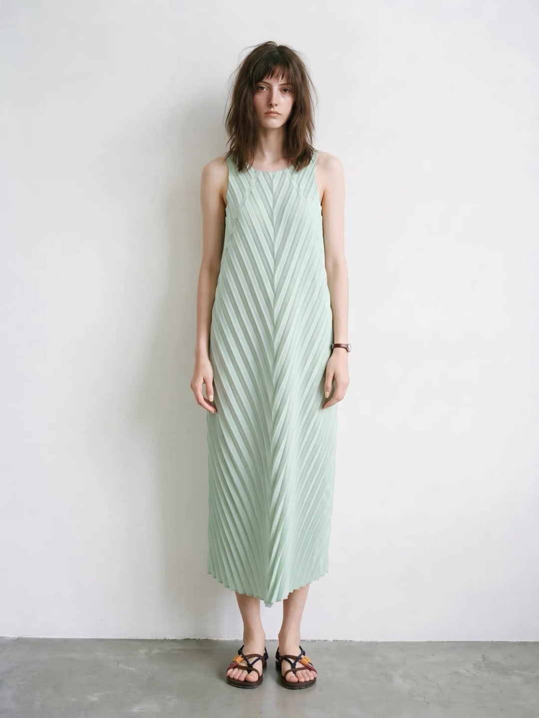 Refreshing V-Neck Pleated Textured Cross-Back Sleeveless Over-Knee Long Dress