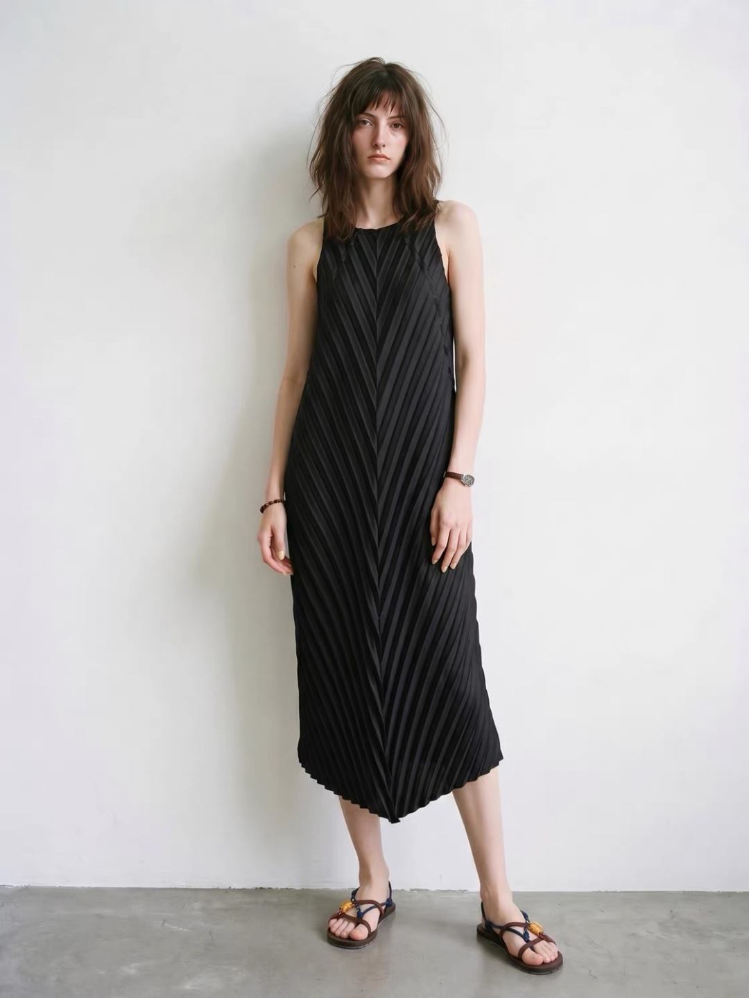 Refreshing V-Neck Pleated Textured Cross-Back Sleeveless Over-Knee Long Dress