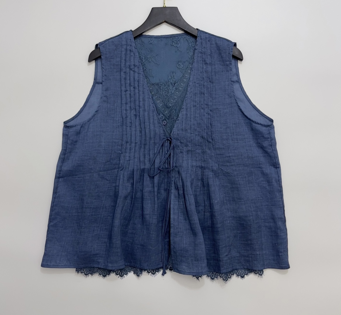 Lace-Paneled Heavy-Duty Pleated Faux Two-Piece Tie-Neck Ramie Sleeveless Blouse