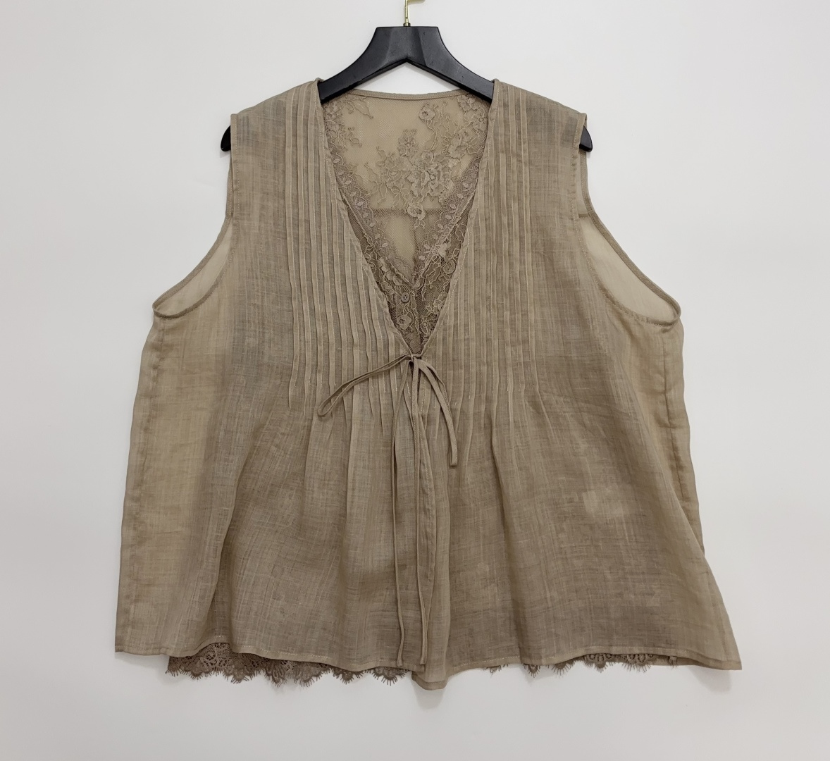 Lace-Paneled Heavy-Duty Pleated Faux Two-Piece Tie-Neck Ramie Sleeveless Blouse