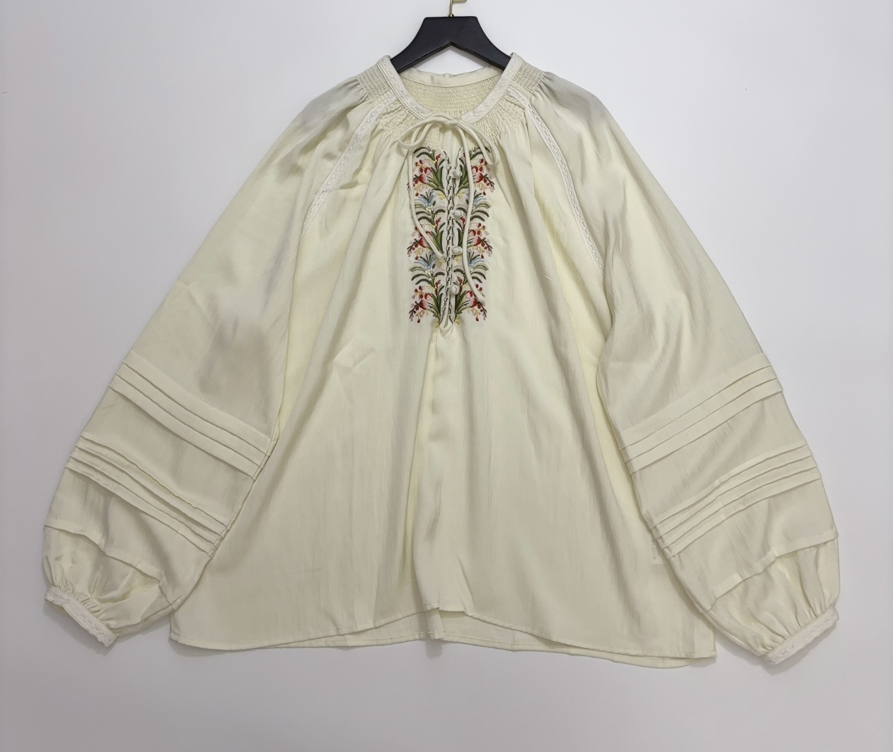 Xu Zhi 26 Early Autumn Embroidered Floral Embellished Relaxed Shirt