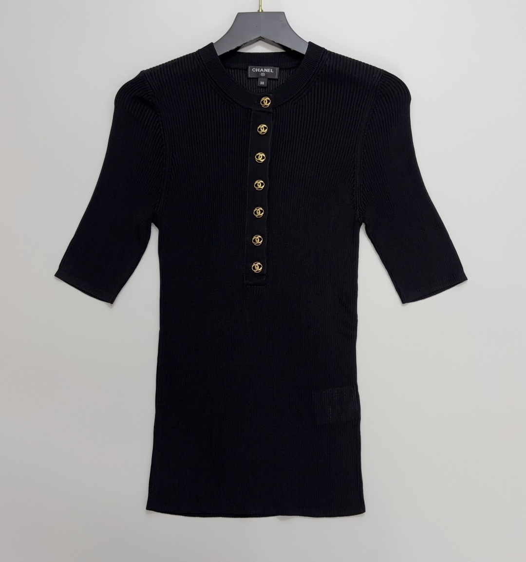 Chanel Style Elegant Slim-Fit Crewneck Knitted Top with Logo Hardware
