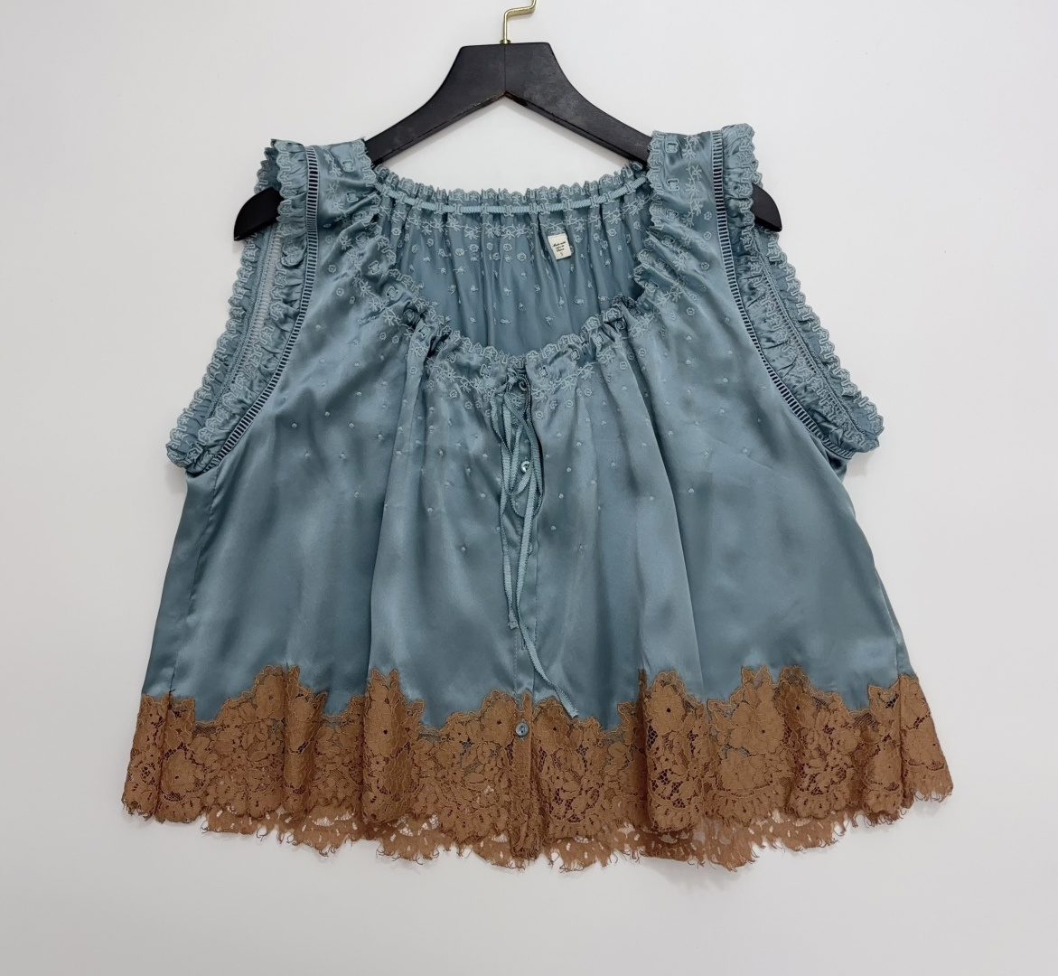 Dôen Lace Ruffled Sleeveless Round Neck Top