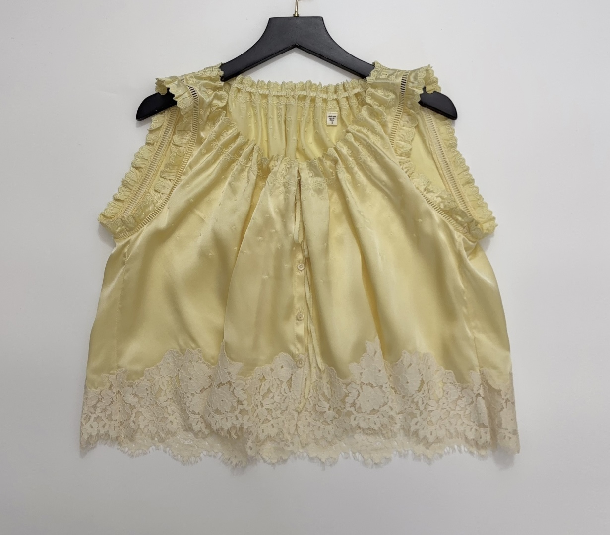 Dôen Lace Ruffled Sleeveless Round Neck Top
