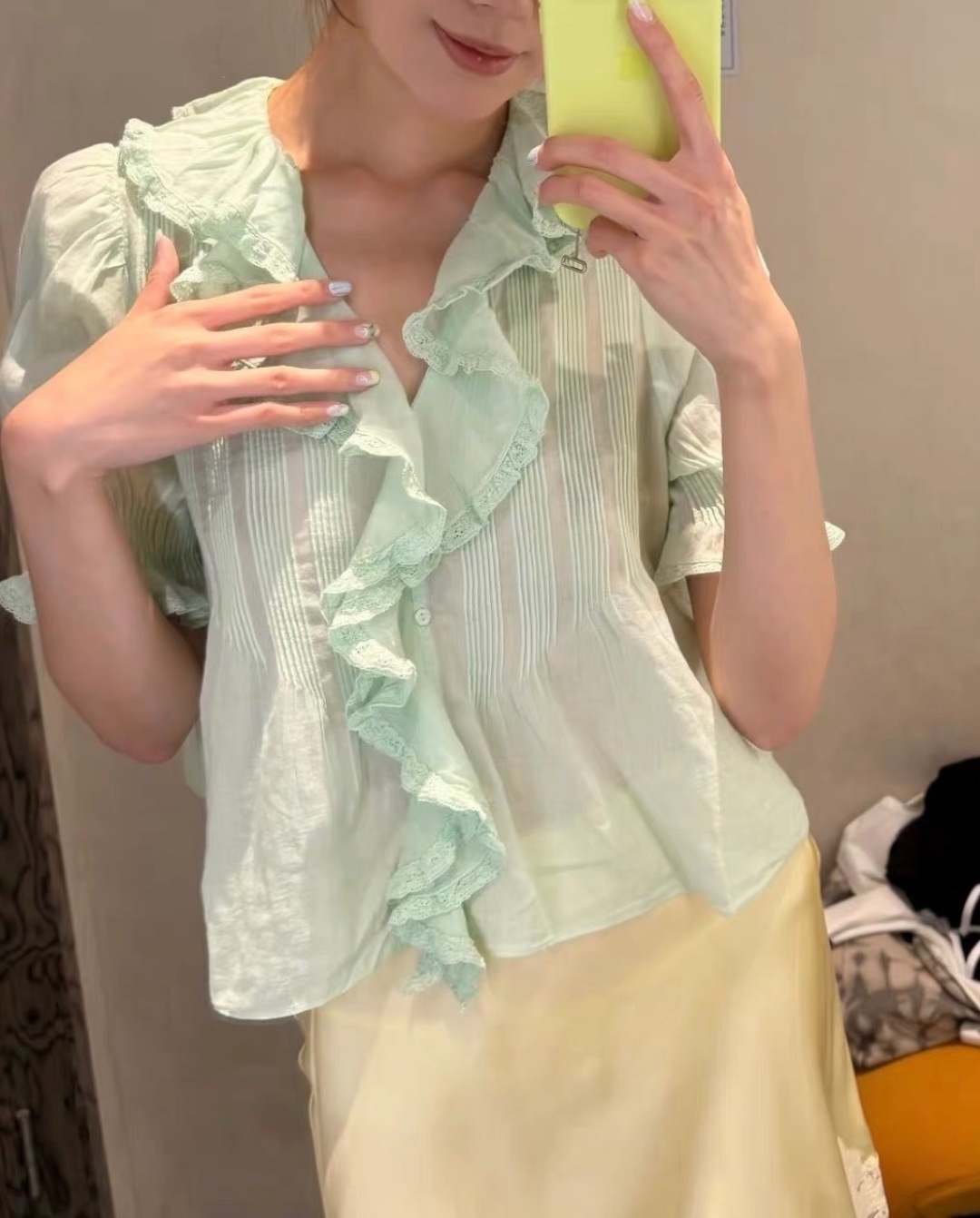 Dôen Ruffled V-neck Lightweight Sweet Puff Sleeve Blouse