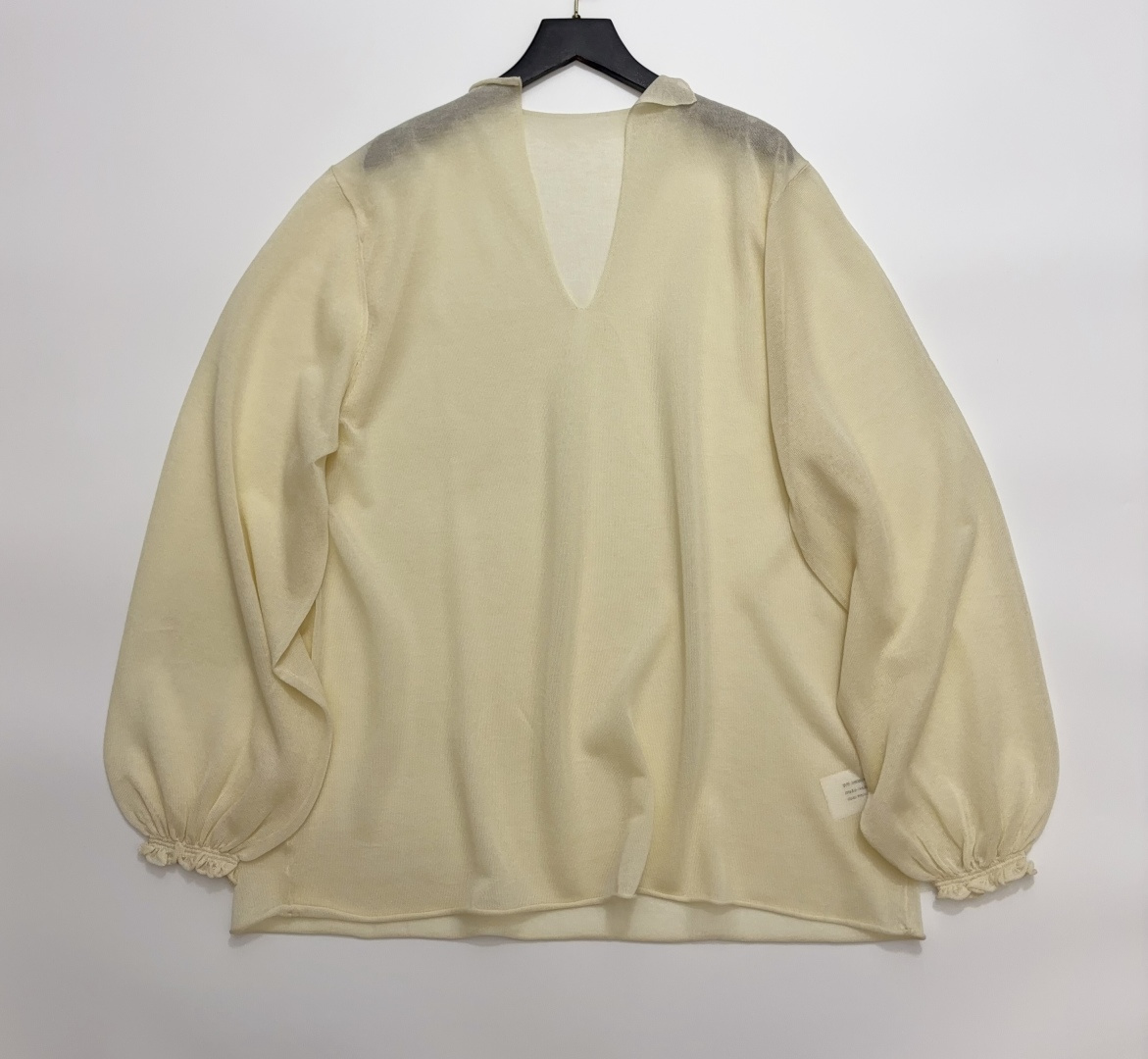 Swaying Small V-Neck Lantern Sleeve Lightweight Top