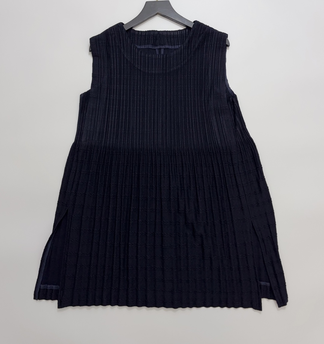Issey Miyake Pleated Striped Jacquard Side Slit Vest