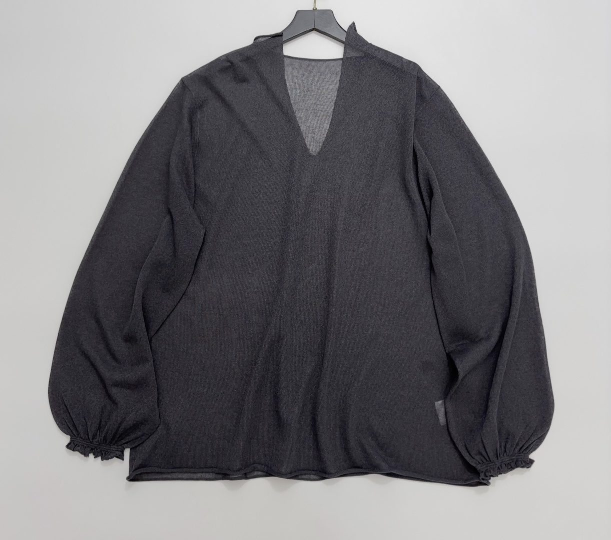 Swaying Small V-Neck Lantern Sleeve Lightweight Top