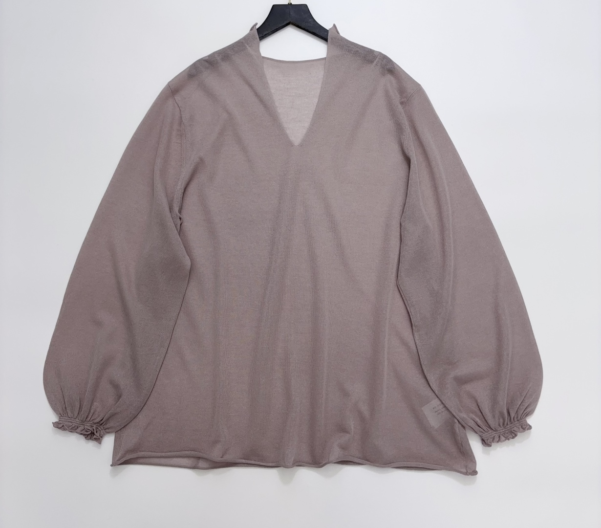 Swaying Small V-Neck Lantern Sleeve Lightweight Top