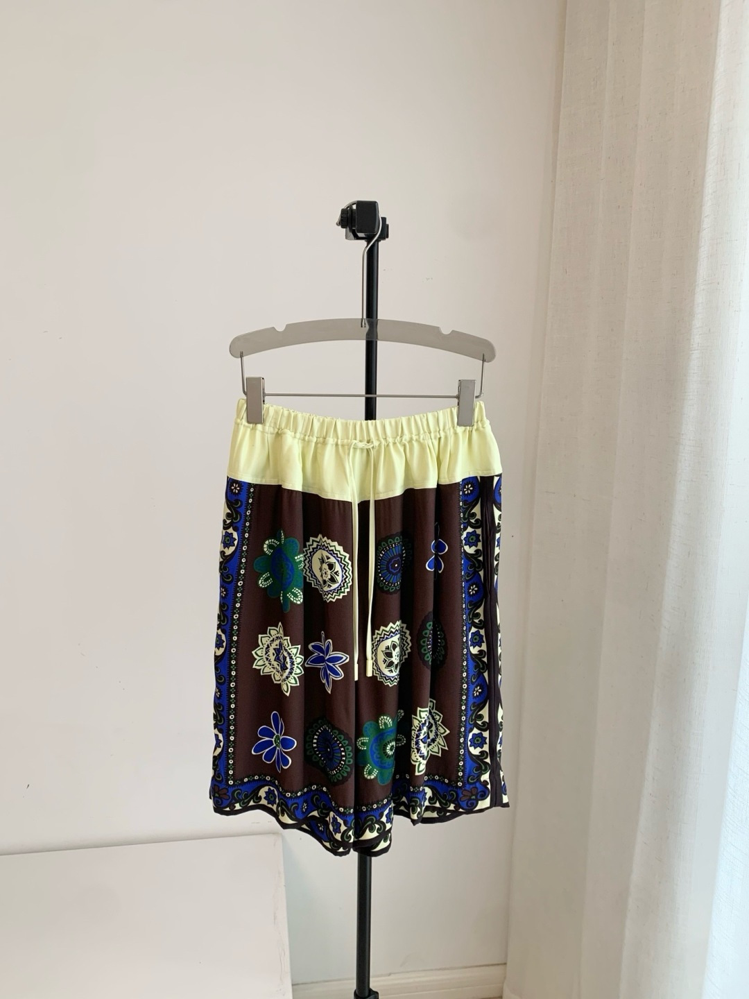 Alémais Retro Ethnic Floral Print Elastic Waist Casual Shorts