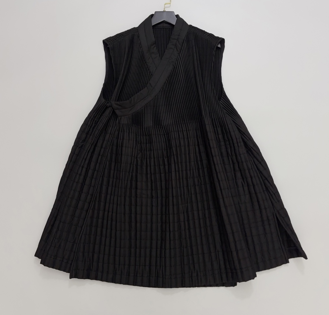Issey Miyake Pleated Topstitch Plaid Side Slit Wrap Tie V-Neck Sleeveless Vest Jacket