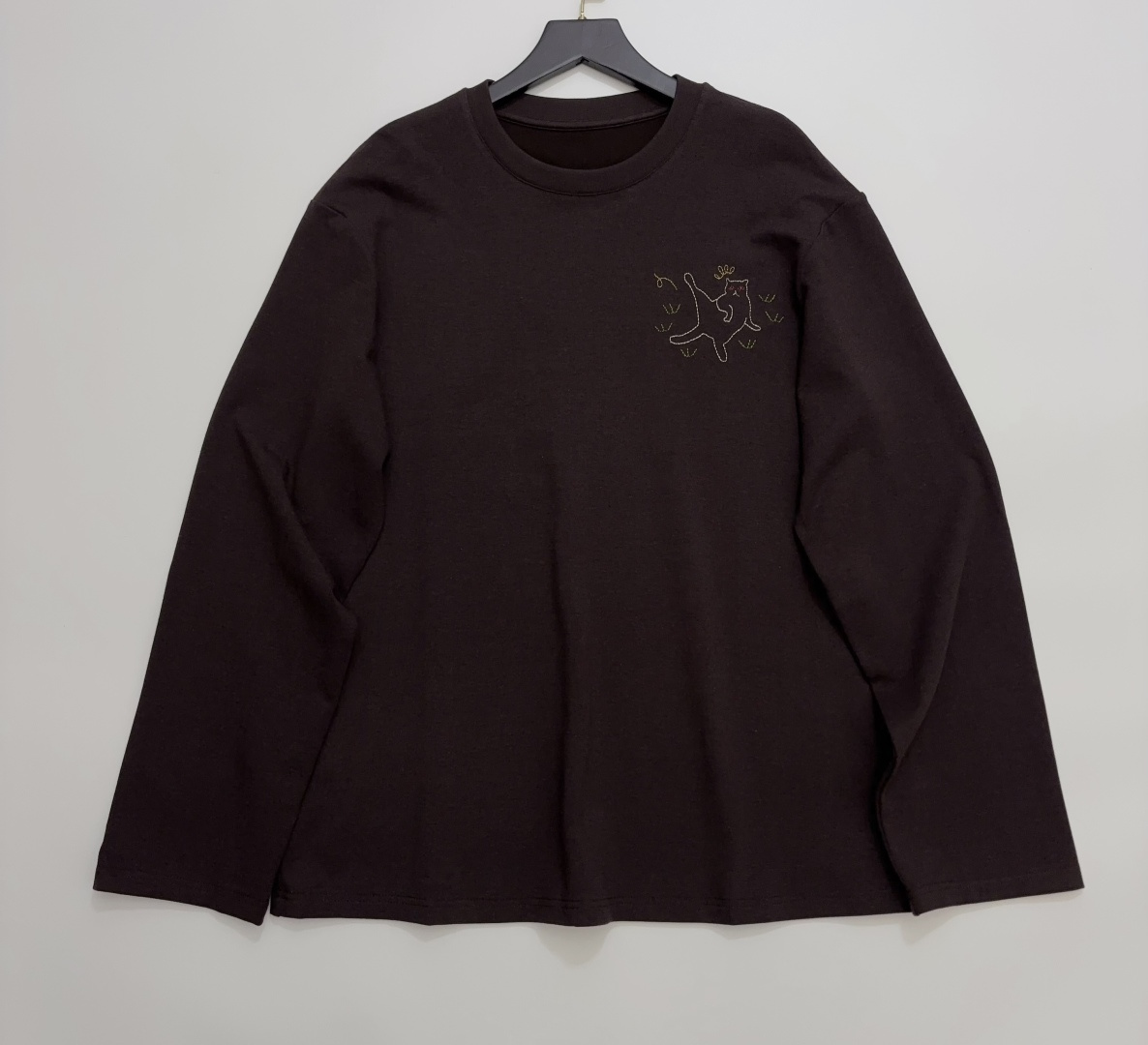 Vintage-Inspired Soft Cotton Loose-Fit Crew Neck Long Sleeve T-Shirt with Adorable Kitten Embroidery