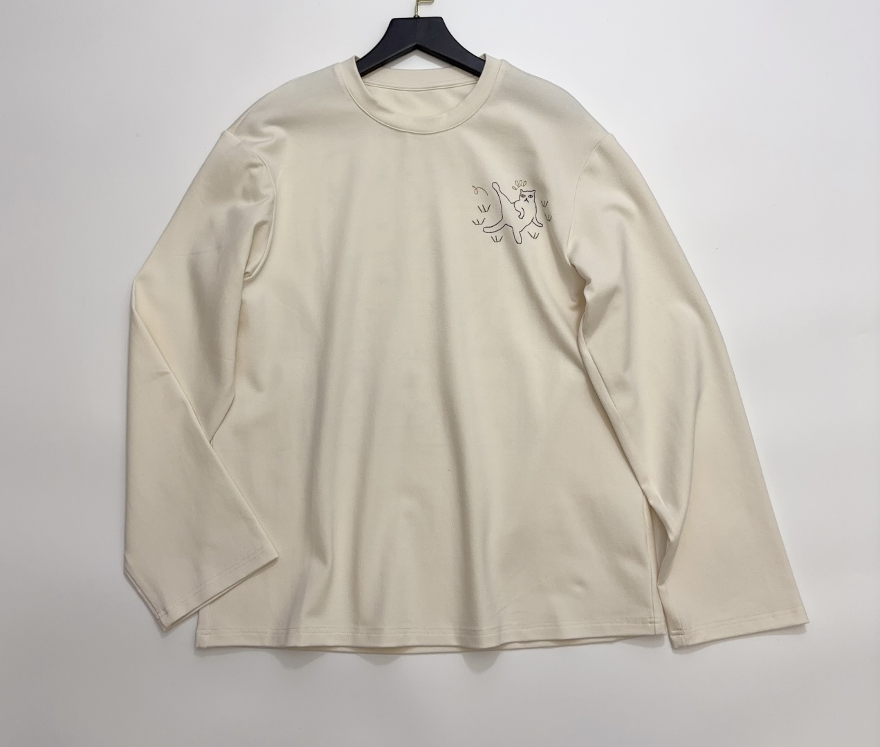 Vintage-Inspired Soft Cotton Loose-Fit Crew Neck Long Sleeve T-Shirt with Adorable Kitten Embroidery