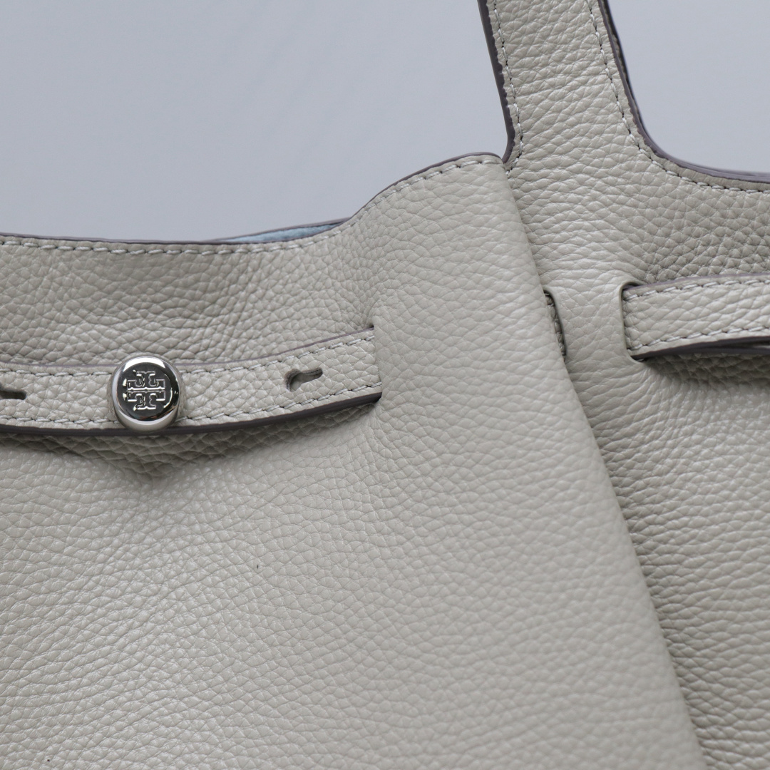 Tory Burch 编号 163388 荔枝纹头层牛皮 磁性按扣闭 合 带领钉闭合的腰带 顶部提手 1个 内部悬挂拉链口袋