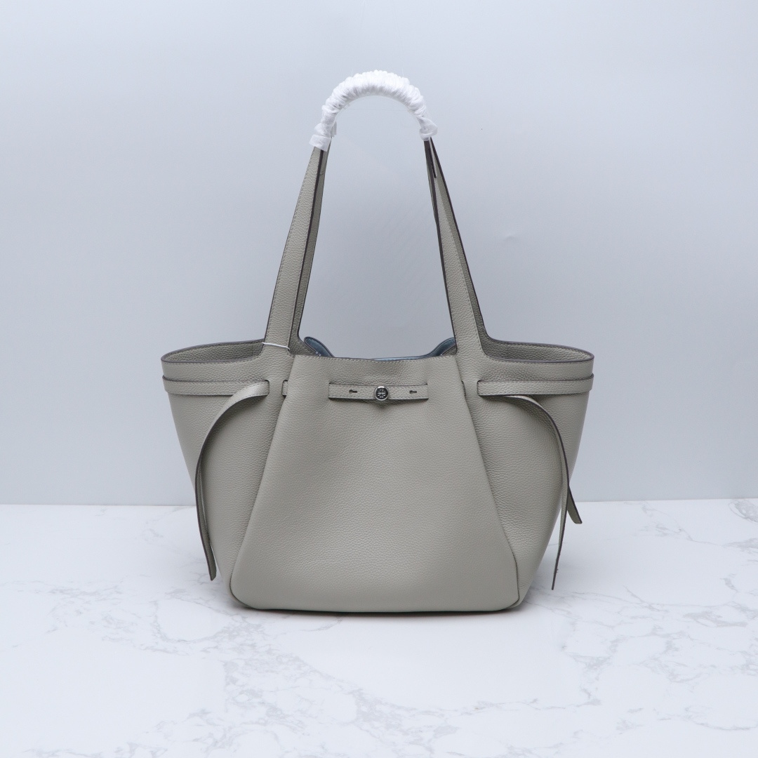 Tory Burch 编号 163388 荔枝纹头层牛皮 磁性按扣闭 合 带领钉闭合的腰带 顶部提手 1个 内部悬挂拉链口袋