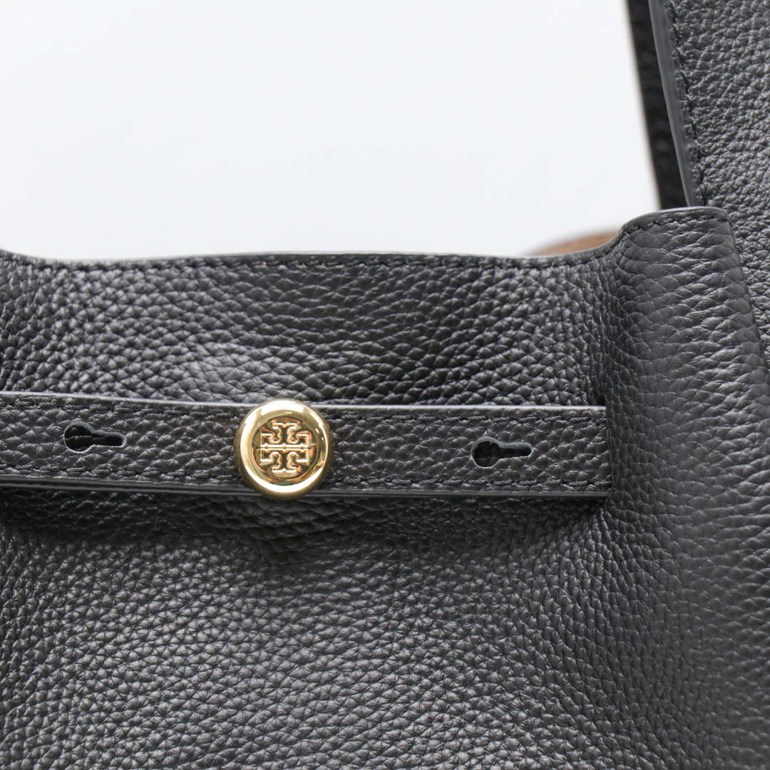 Tory Burch 编号 163388 荔枝纹头层牛皮 磁性按扣闭 合 带领钉闭合的腰带 顶部提手 1个 内部悬挂拉链口袋