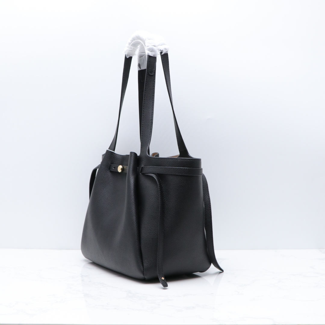 Tory Burch 编号 163388 荔枝纹头层牛皮 磁性按扣闭 合 带领钉闭合的腰带 顶部提手 1个 内部悬挂拉链口袋