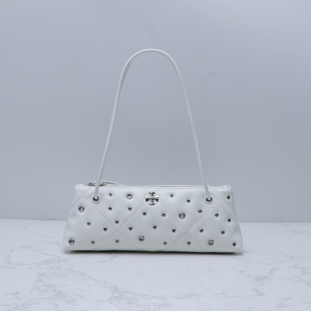 Tory Burch ～新 保龄球腋下包Kira 菱格纹绗缝肩背包 材质柔软 菱格纹绗缝立体蓬松 搭配斜面双 T Logo 饰件