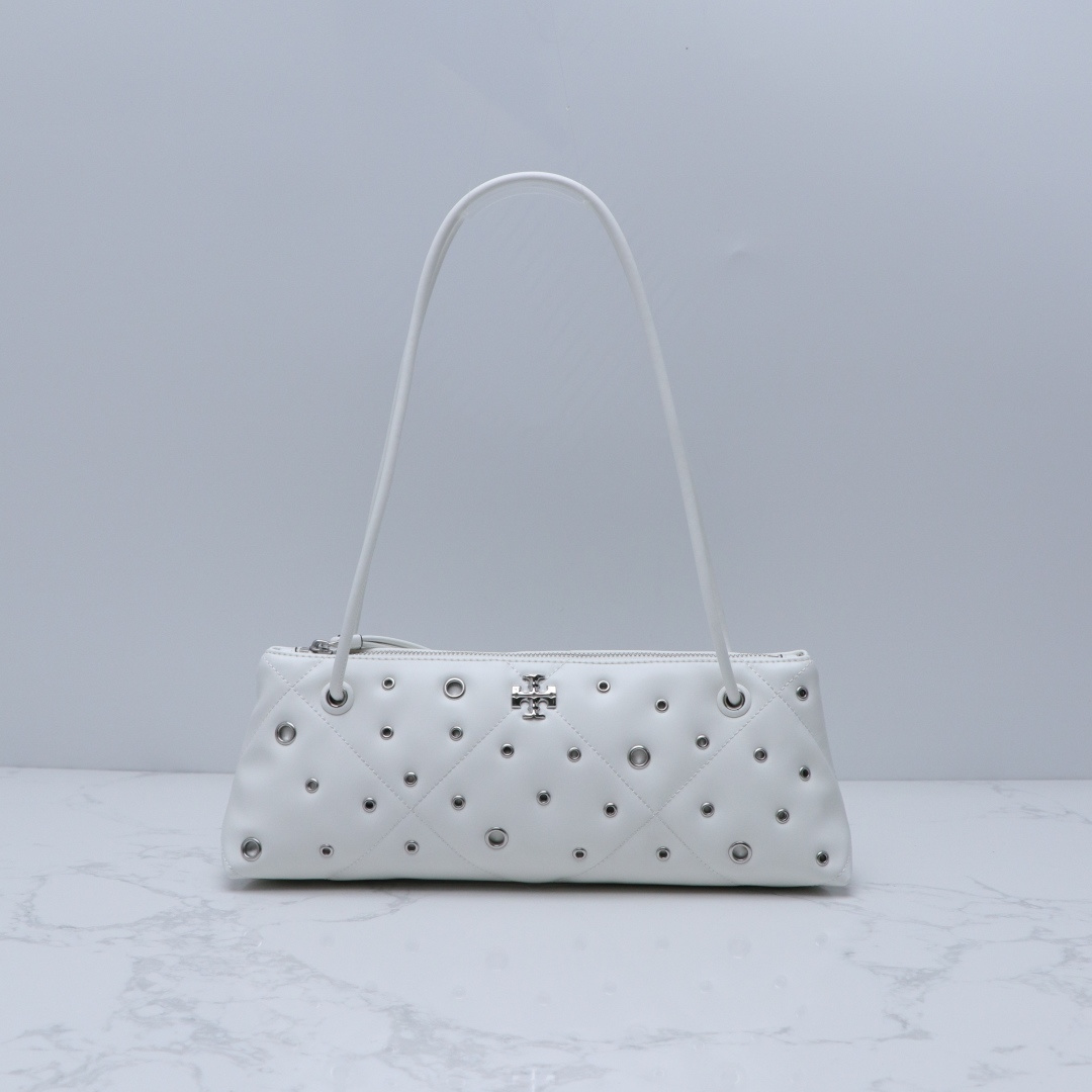 Tory Burch ～新 保龄球腋下包Kira 菱格纹绗缝肩背包 材质柔软 菱格纹绗缝立体蓬松 搭配斜面双 T Logo 饰件