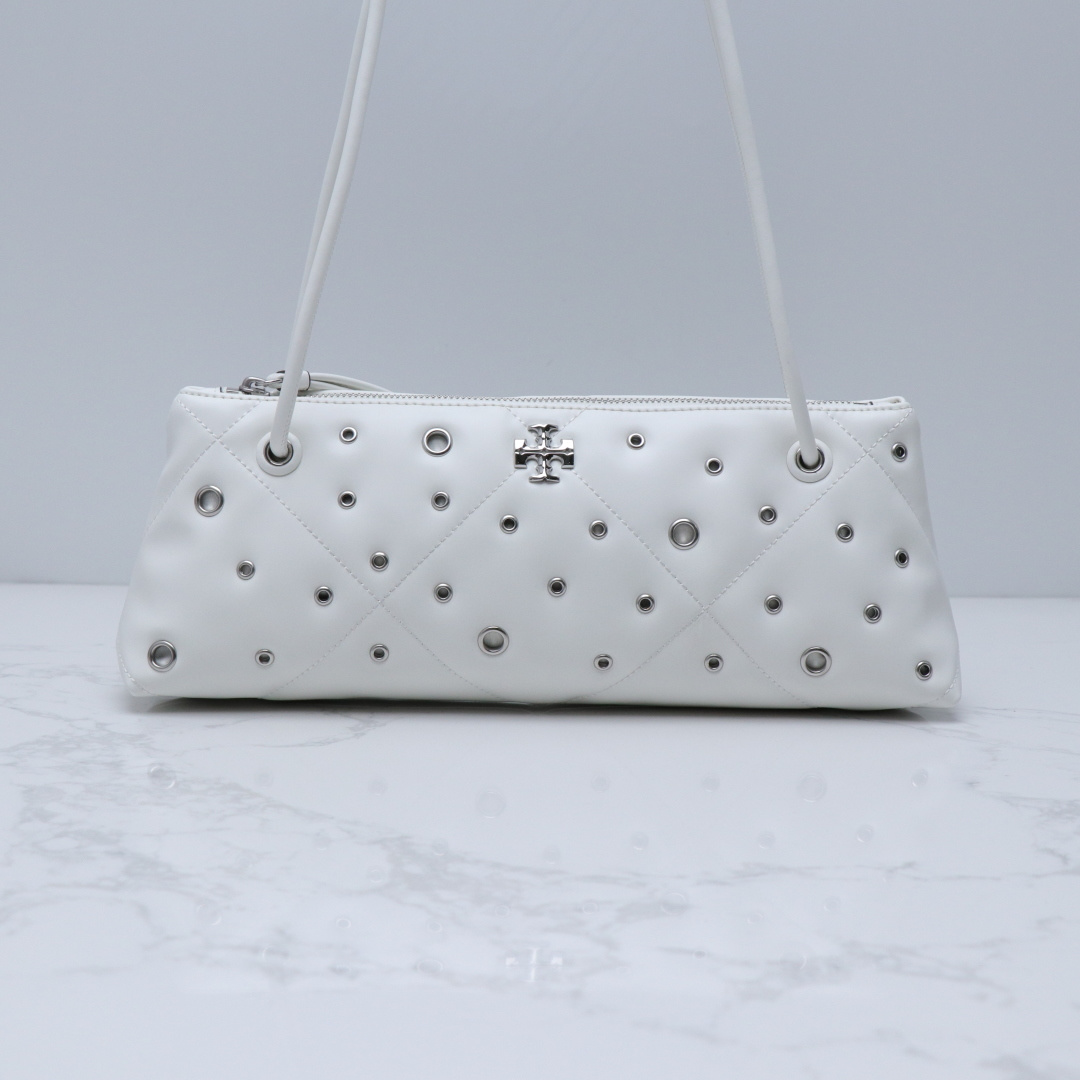 Tory Burch ～新 保龄球腋下包Kira 菱格纹绗缝肩背包 材质柔软 菱格纹绗缝立体蓬松 搭配斜面双 T Logo 饰件