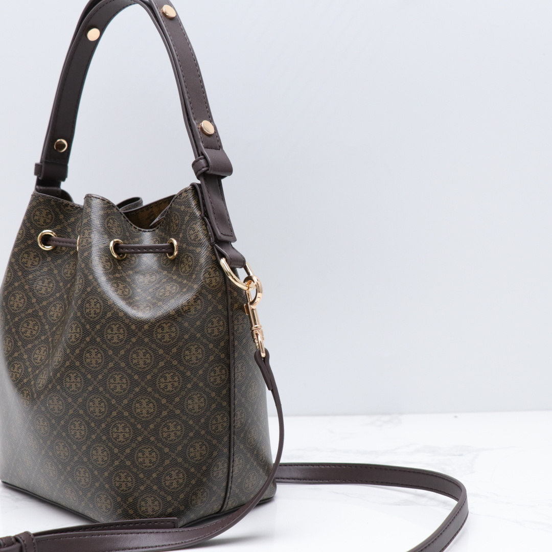 Tory Burch ～Tory burch 新款168805 高级色 大号水桶包采用细腻皮革饰边