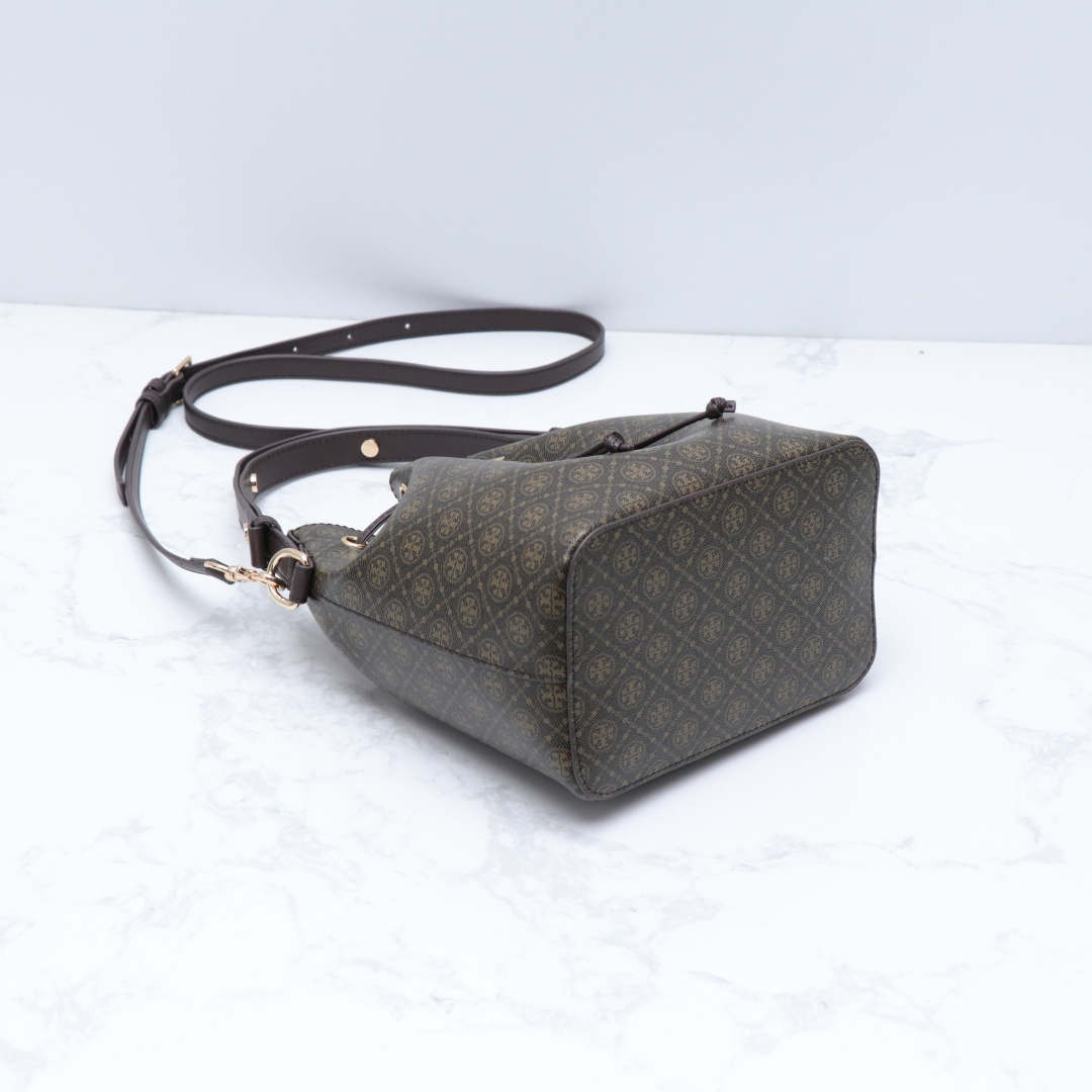 Tory Burch ～Tory burch 新款168805 高级色 大号水桶包采用细腻皮革饰边