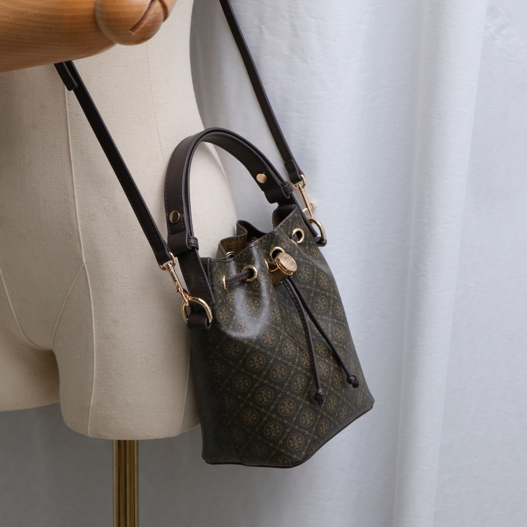 Tory Burch ～Tory burch 新款 164889 高级色 小号水桶包采用细腻皮革饰边