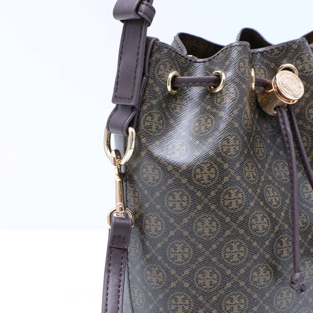 Tory Burch ～Tory burch 新款 164889 高级色 小号水桶包采用细腻皮革饰边