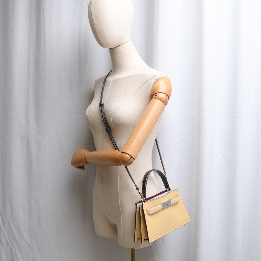 Tory Burch ～ Lee Radziwill 迷你手袋精选皮革 奢华 背带饰以光滑按扣 可轻松调节长度